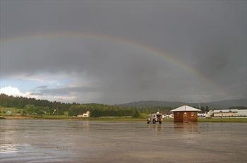 La pista dell'aeroporto baciata dall'arcobaleno